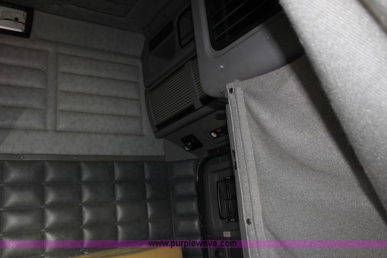 image for item E8229 2005 Peterbilt 379 semi truck