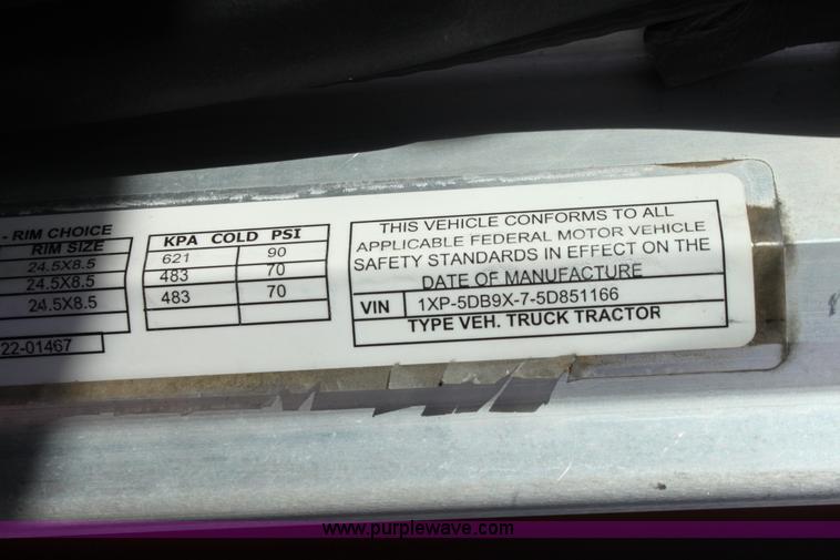 image for item E8229 2005 Peterbilt 379 semi truck