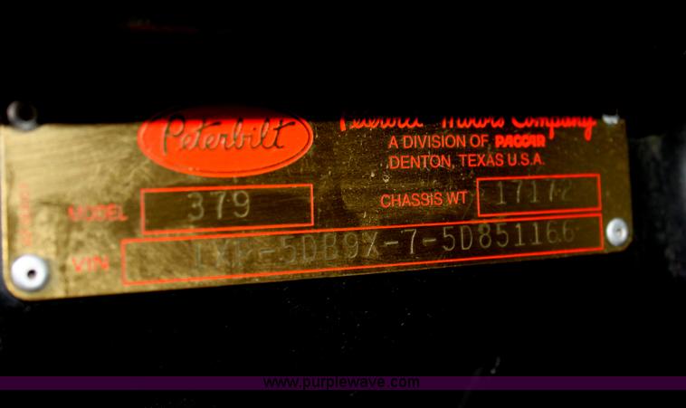 image for item E8229 2005 Peterbilt 379 semi truck