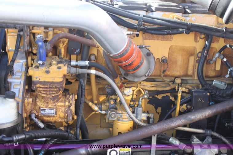 image for item E8229 2005 Peterbilt 379 semi truck