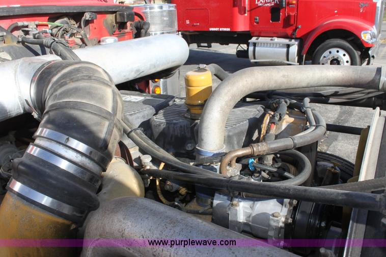 image for item E8229 2005 Peterbilt 379 semi truck