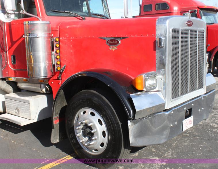 image for item E8229 2005 Peterbilt 379 semi truck