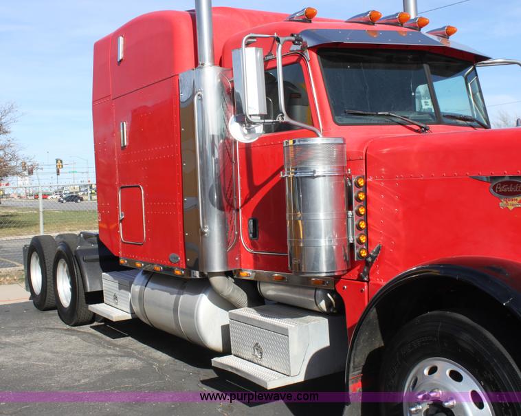 image for item E8229 2005 Peterbilt 379 semi truck