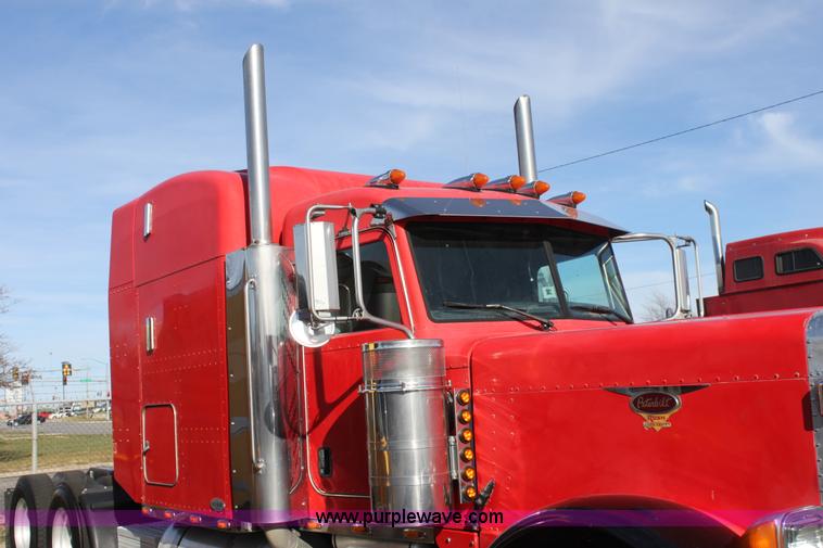 image for item E8229 2005 Peterbilt 379 semi truck