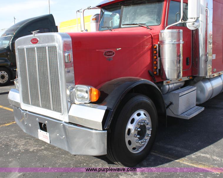 image for item E8229 2005 Peterbilt 379 semi truck