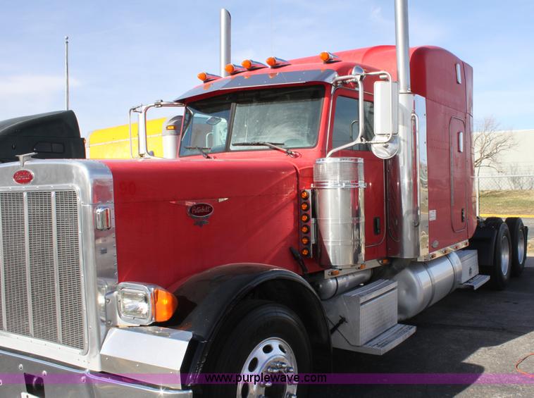 image for item E8229 2005 Peterbilt 379 semi truck