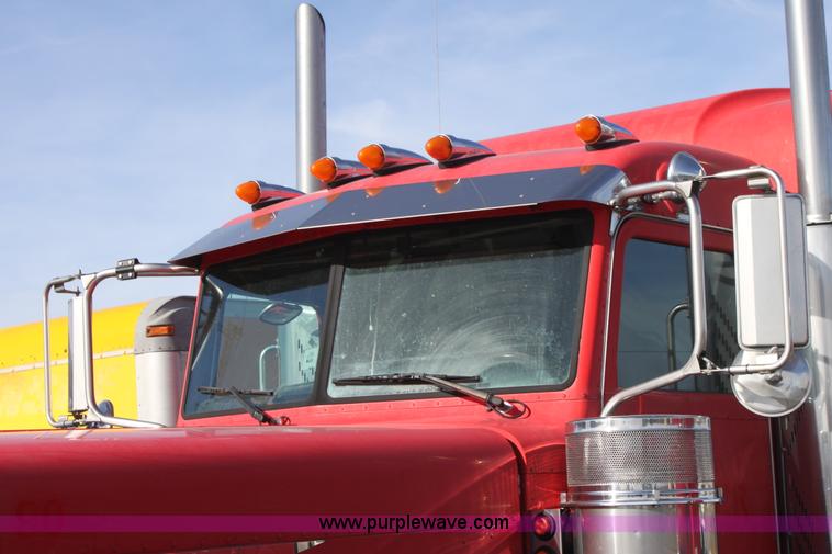 image for item E8229 2005 Peterbilt 379 semi truck