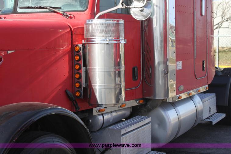 image for item E8229 2005 Peterbilt 379 semi truck