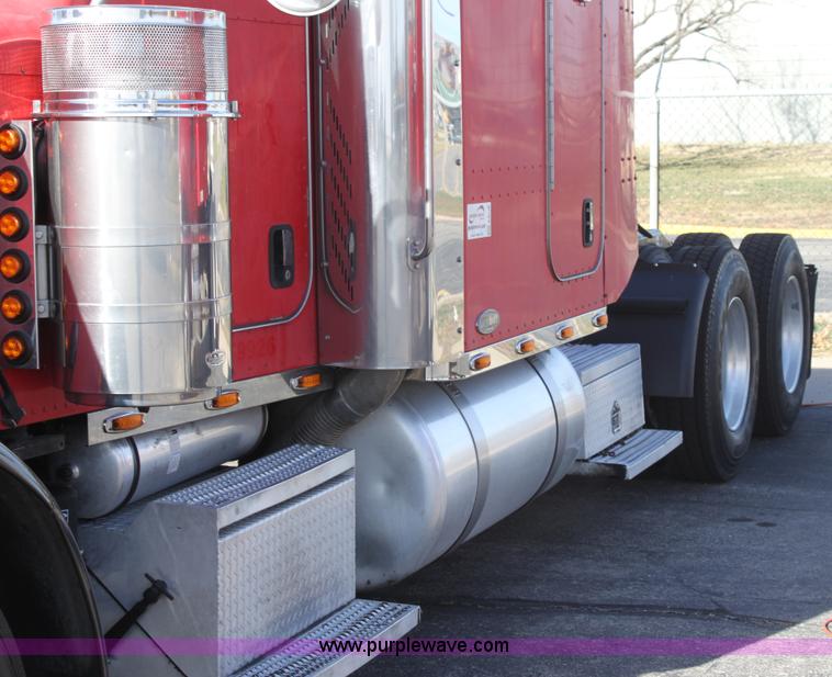 image for item E8229 2005 Peterbilt 379 semi truck