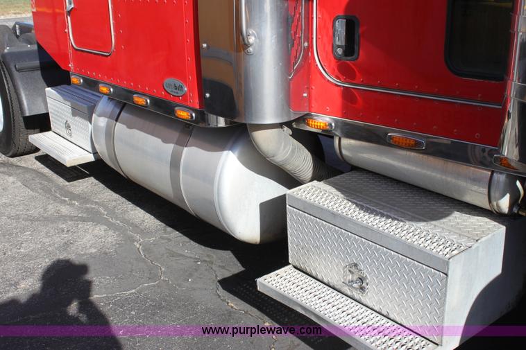 image for item E8229 2005 Peterbilt 379 semi truck