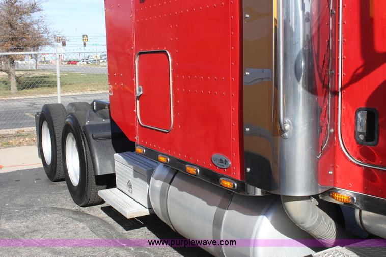 image for item E8229 2005 Peterbilt 379 semi truck