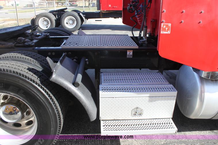 image for item E8229 2005 Peterbilt 379 semi truck