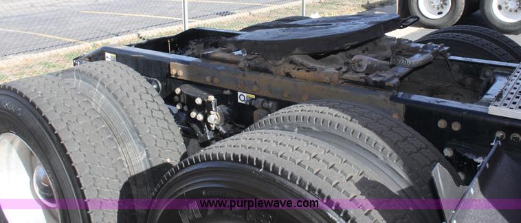 image for item E8229 2005 Peterbilt 379 semi truck