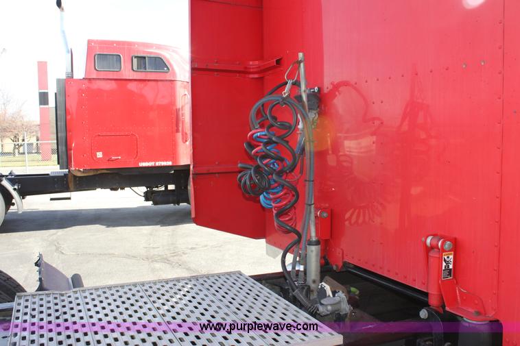 image for item E8229 2005 Peterbilt 379 semi truck
