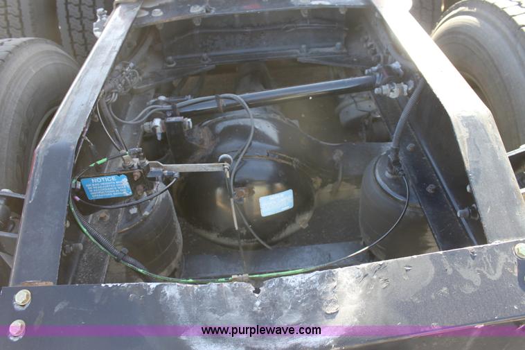 image for item E8229 2005 Peterbilt 379 semi truck