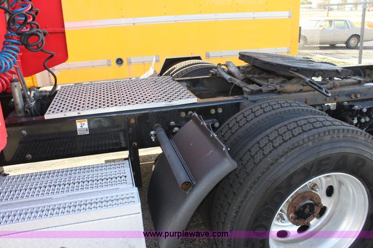 image for item E8229 2005 Peterbilt 379 semi truck