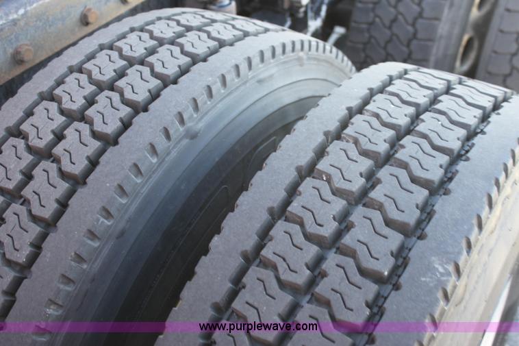 image for item E8229 2005 Peterbilt 379 semi truck