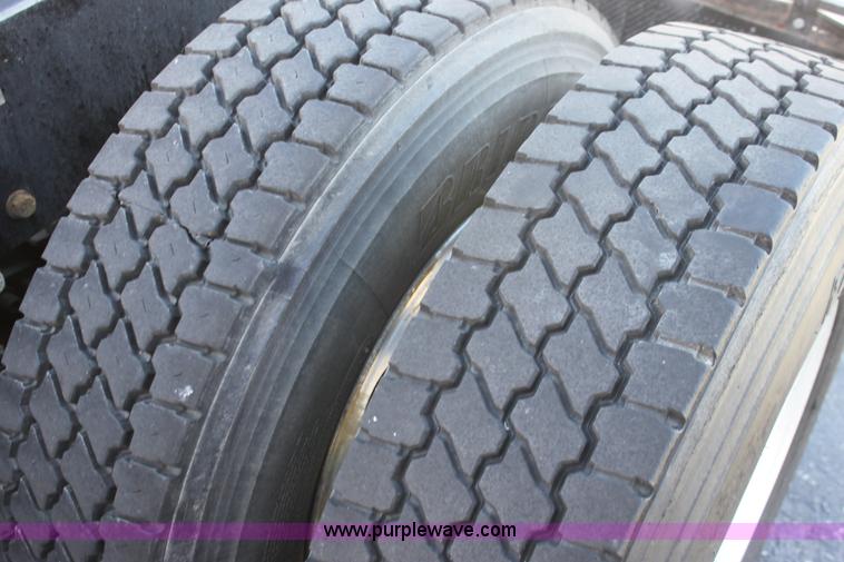 image for item E8229 2005 Peterbilt 379 semi truck