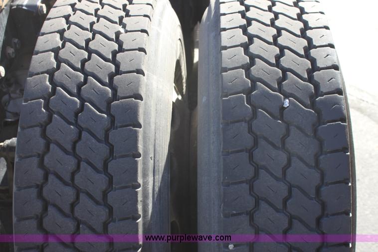 image for item E8229 2005 Peterbilt 379 semi truck