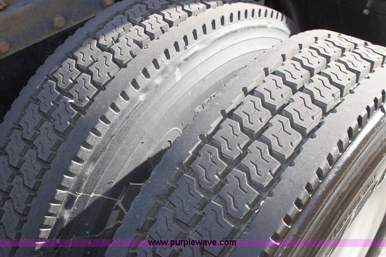 image for item E8229 2005 Peterbilt 379 semi truck