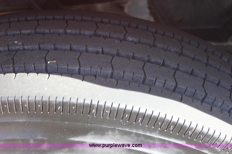 image for item E8229 2005 Peterbilt 379 semi truck