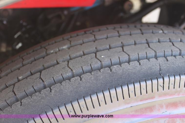 image for item E8229 2005 Peterbilt 379 semi truck