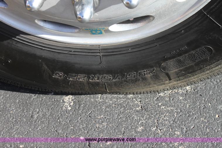 image for item E8229 2005 Peterbilt 379 semi truck