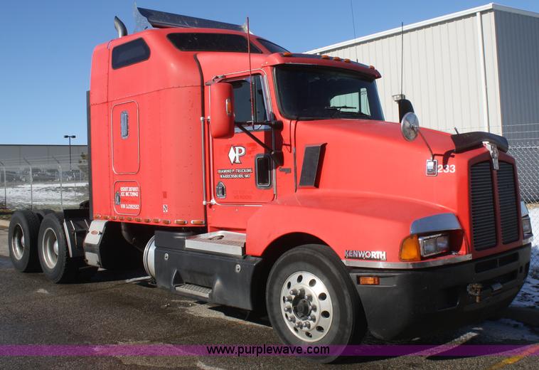 image for item F2755 2003 Kenworth T600 semi truck