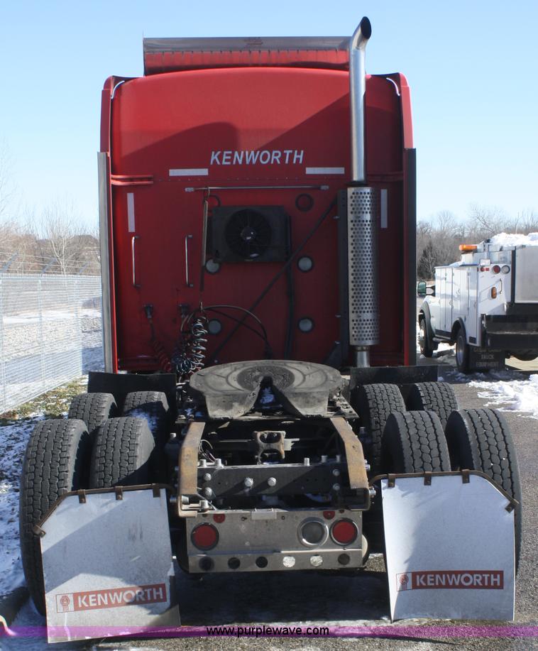 image for item F2755 2003 Kenworth T600 semi truck