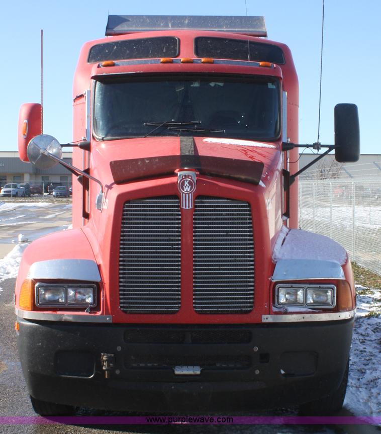 image for item F2755 2003 Kenworth T600 semi truck