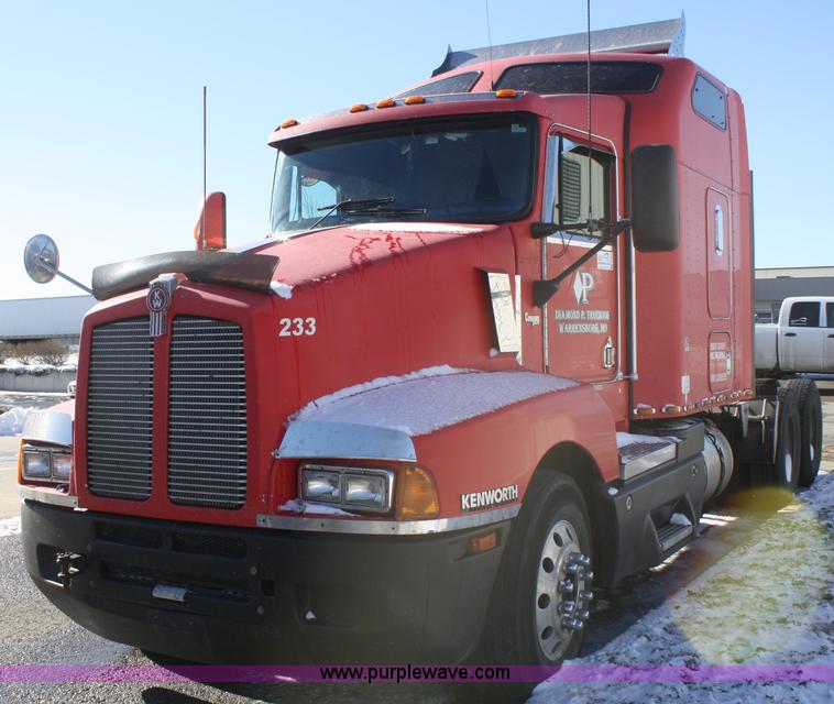image for item F2755 2003 Kenworth T600 semi truck