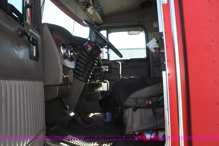 image for item F2755 2003 Kenworth T600 semi truck