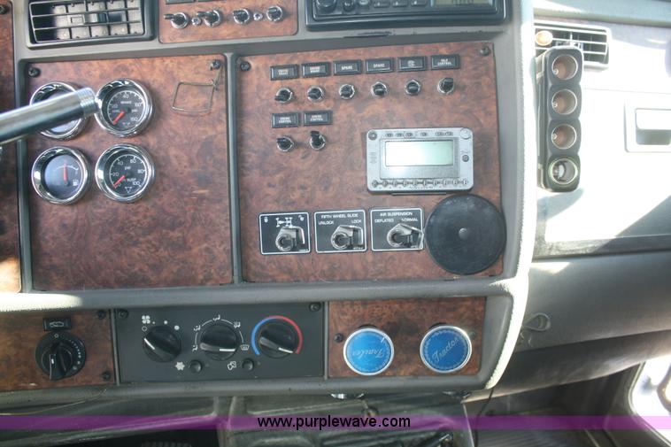 image for item F2755 2003 Kenworth T600 semi truck
