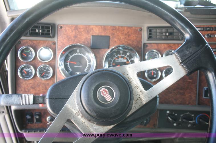 image for item F2755 2003 Kenworth T600 semi truck