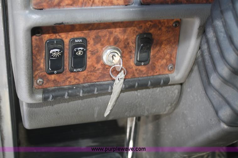 image for item F2755 2003 Kenworth T600 semi truck