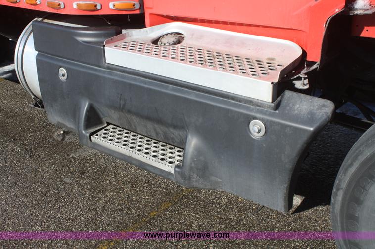 image for item F2755 2003 Kenworth T600 semi truck