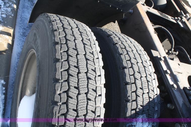 image for item F2755 2003 Kenworth T600 semi truck