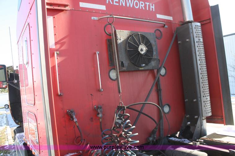 image for item F2755 2003 Kenworth T600 semi truck
