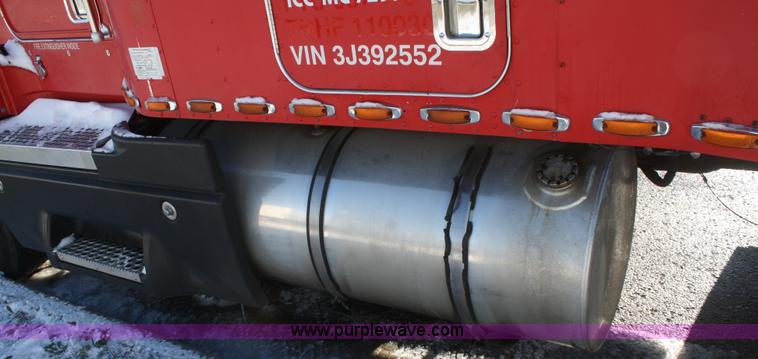 image for item F2755 2003 Kenworth T600 semi truck