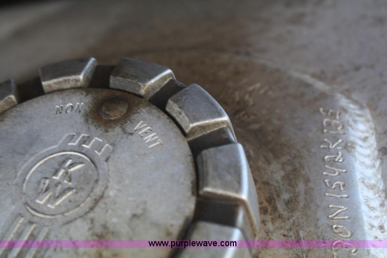 image for item F2755 2003 Kenworth T600 semi truck