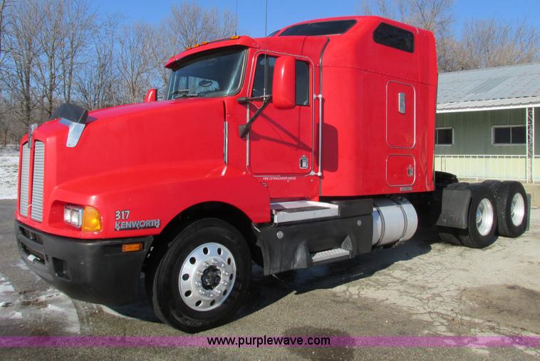 image for item F4162 2003 Kenworth T600 semi truck