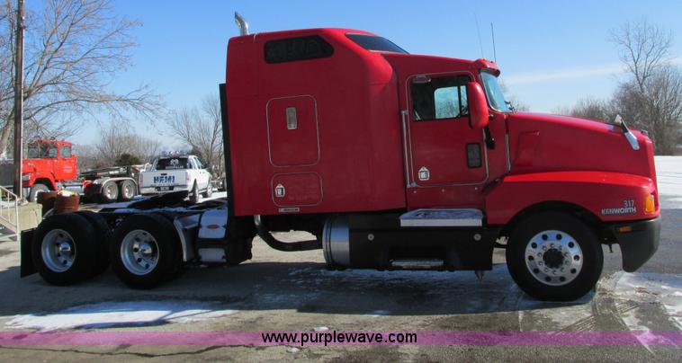 image for item F4162 2003 Kenworth T600 semi truck