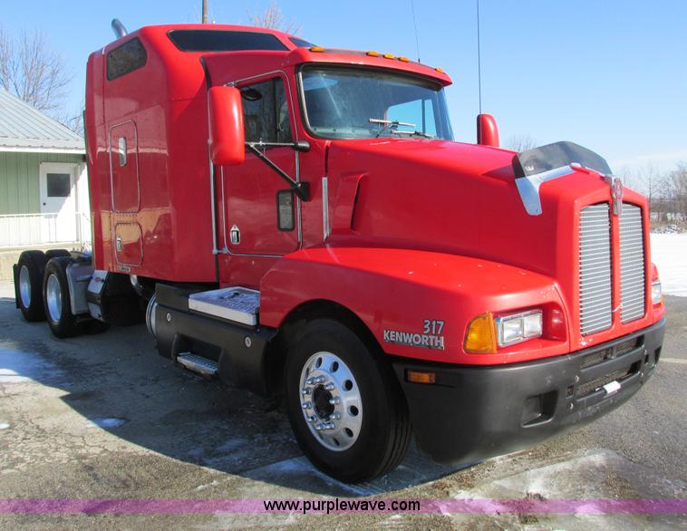 image for item F4162 2003 Kenworth T600 semi truck