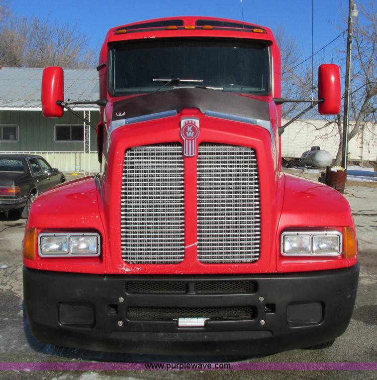 image for item F4162 2003 Kenworth T600 semi truck