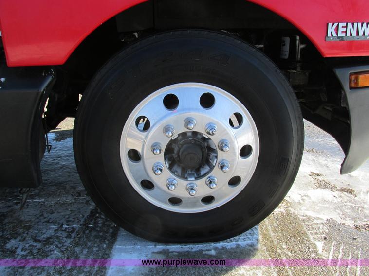 image for item F4162 2003 Kenworth T600 semi truck