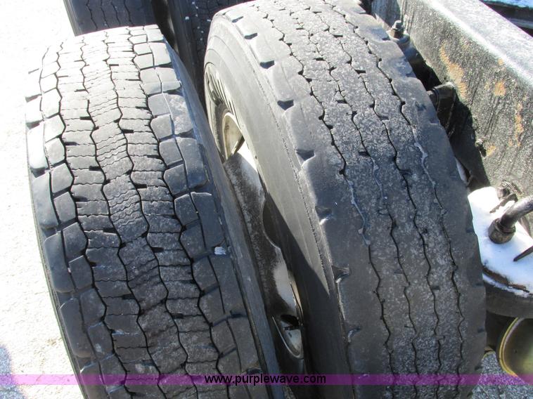 image for item F4162 2003 Kenworth T600 semi truck