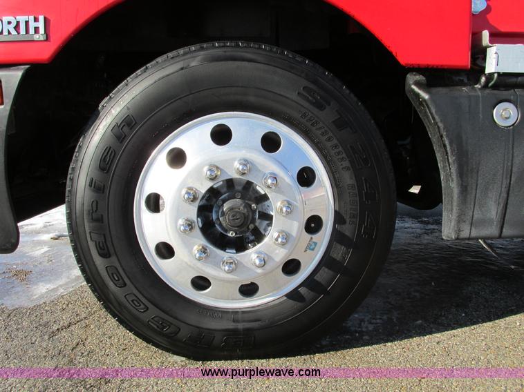 image for item F4162 2003 Kenworth T600 semi truck