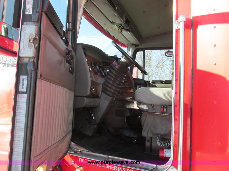 image for item F4162 2003 Kenworth T600 semi truck