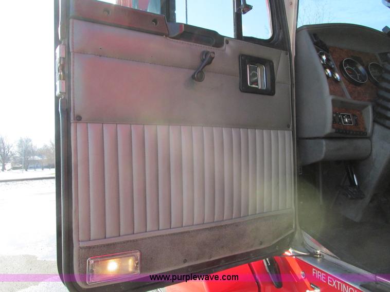 image for item F4162 2003 Kenworth T600 semi truck