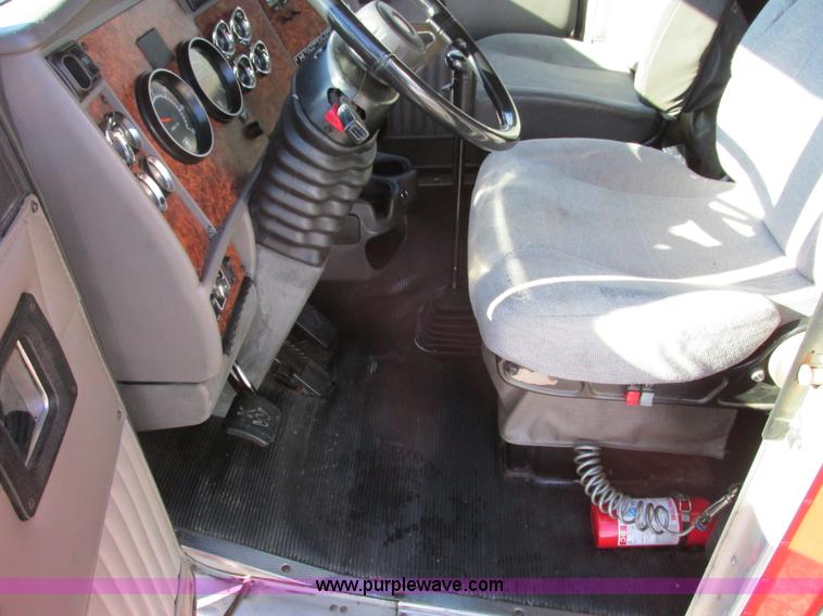 image for item F4162 2003 Kenworth T600 semi truck